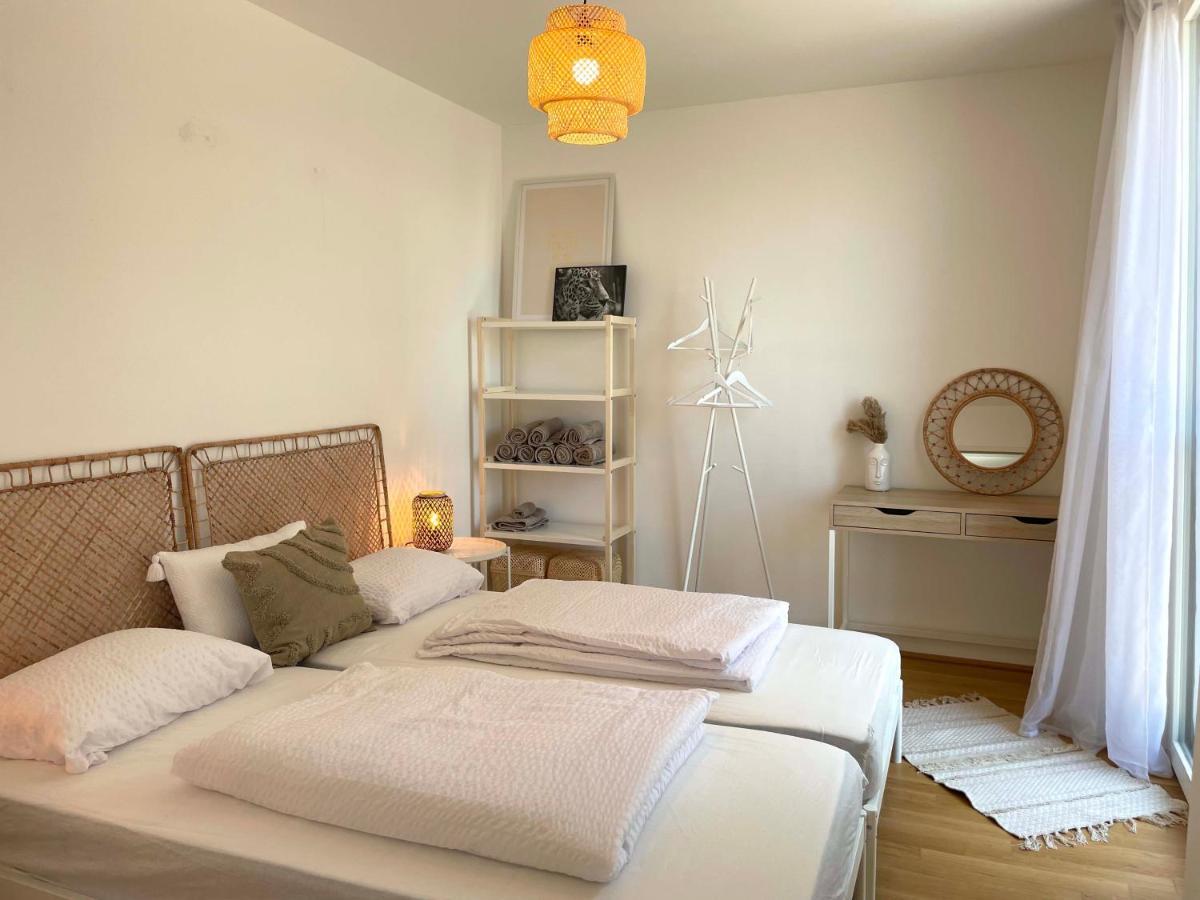 Urban Oasis: Stylische Wohnung Виена Екстериор снимка